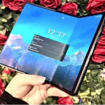 全球首款三折手機